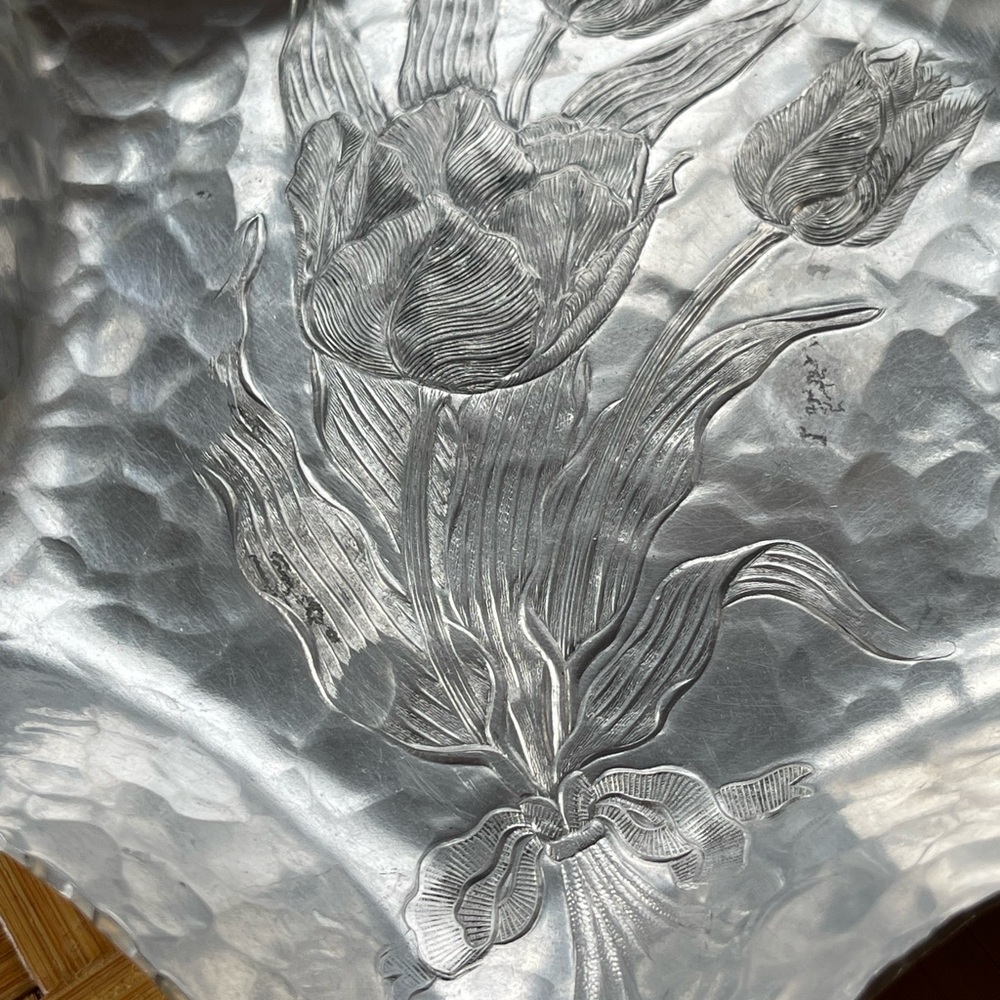 Vintage Rodney Kent handwrought creations aluminum basket w/tulips hammered - Picture 8 of 9